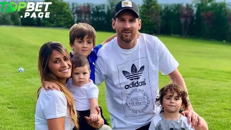 Lionel Messi kết hôn với người bạn thuở nhỏ Antonella Roccuzzo, họ có với nhau 3 người con trai: Thiago, Mateo và Ciro